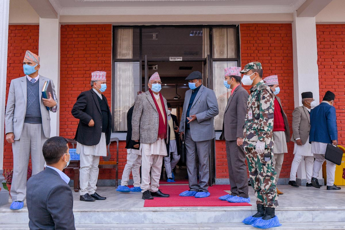सर्वदलीय बैठकमा प्रधानमन्त्री निरीह